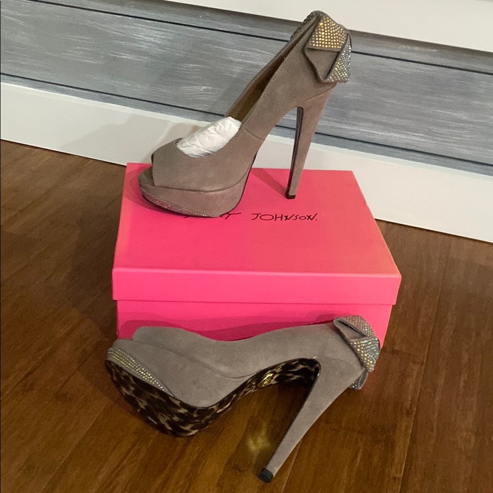 Betsey Johnson NIB Taupe Peep Toe Heels 9.5 bow rhinestone